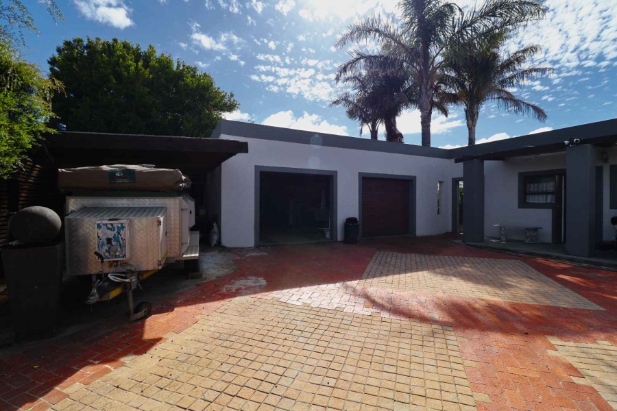 4 Bedroom Property for Sale in Sandbaai Western Cape